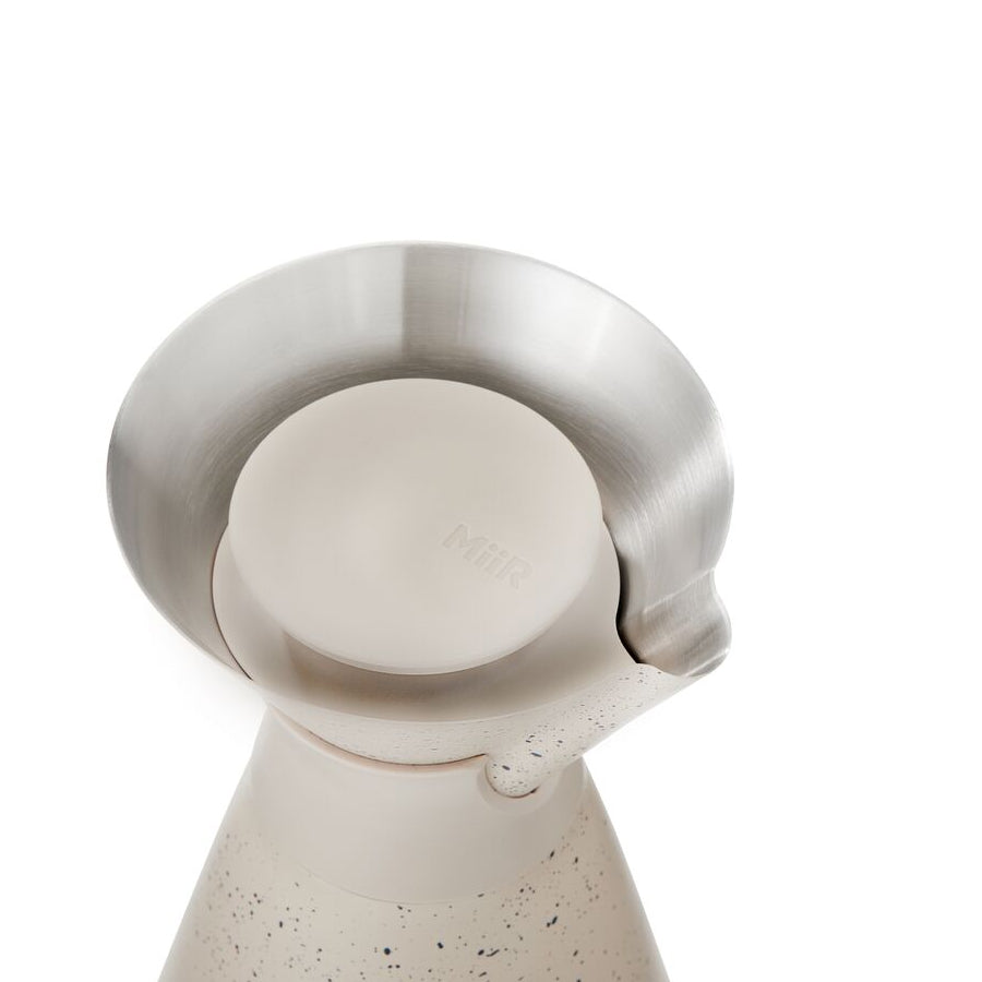 new-standard-carafe-e3 WebPDP-33oz_New_Standard_Carafe_Desert_Tan_Speckle_Studio__CAR1SVOS224_45_Lid_On.jpg