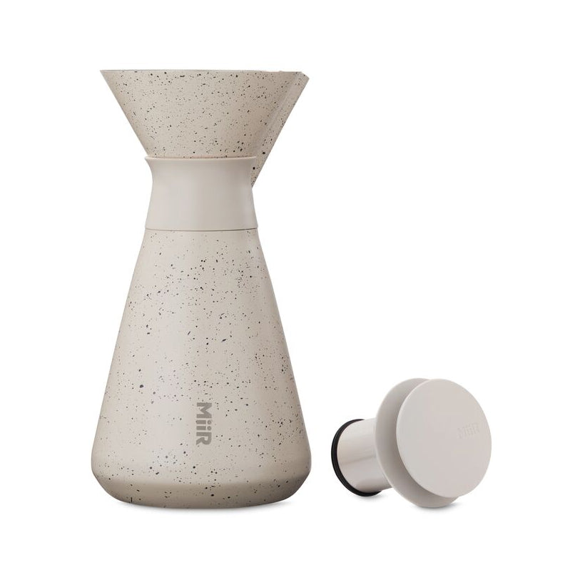 new-standard-carafe-e3 WebPDP-33oz_New_Standard_Carafe_Desert_Tan_Speckle_Studio__CAR1SVOS224_Front_Lid_Staged.jpg